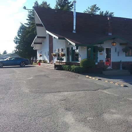 Motel Les Pins Гранби Экстерьер фото