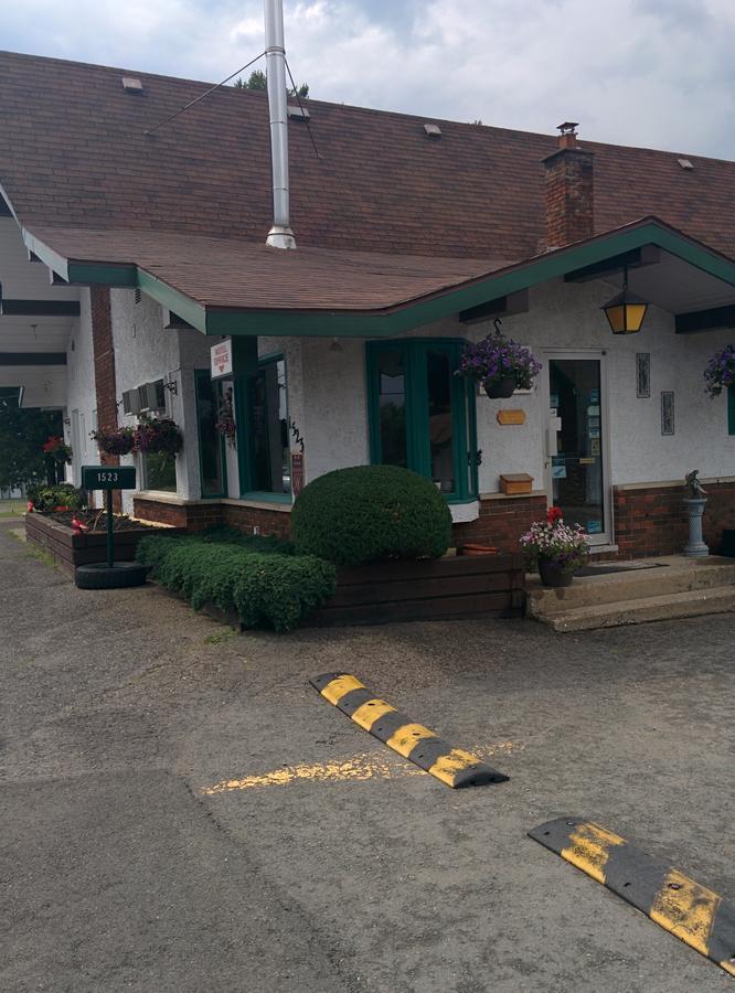 Motel Les Pins Гранби Экстерьер фото