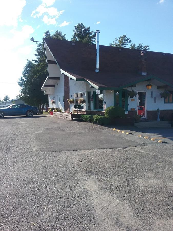 Motel Les Pins Гранби Экстерьер фото