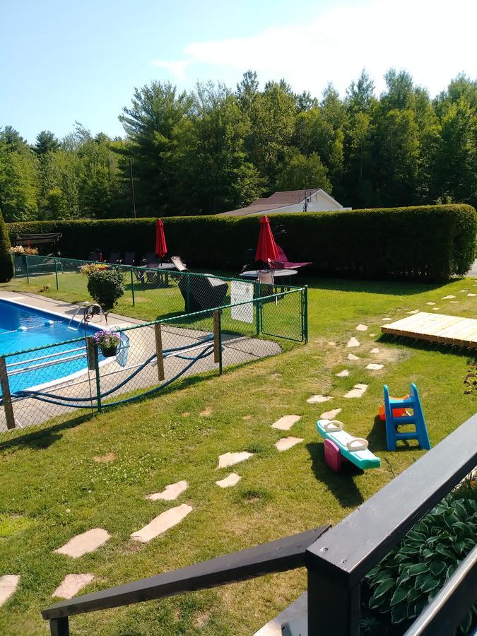 Motel Les Pins Гранби Экстерьер фото